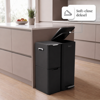Bayt RVS prullenbak met 3 compartimenten met geopend soft-close deksel in een moderne keuken