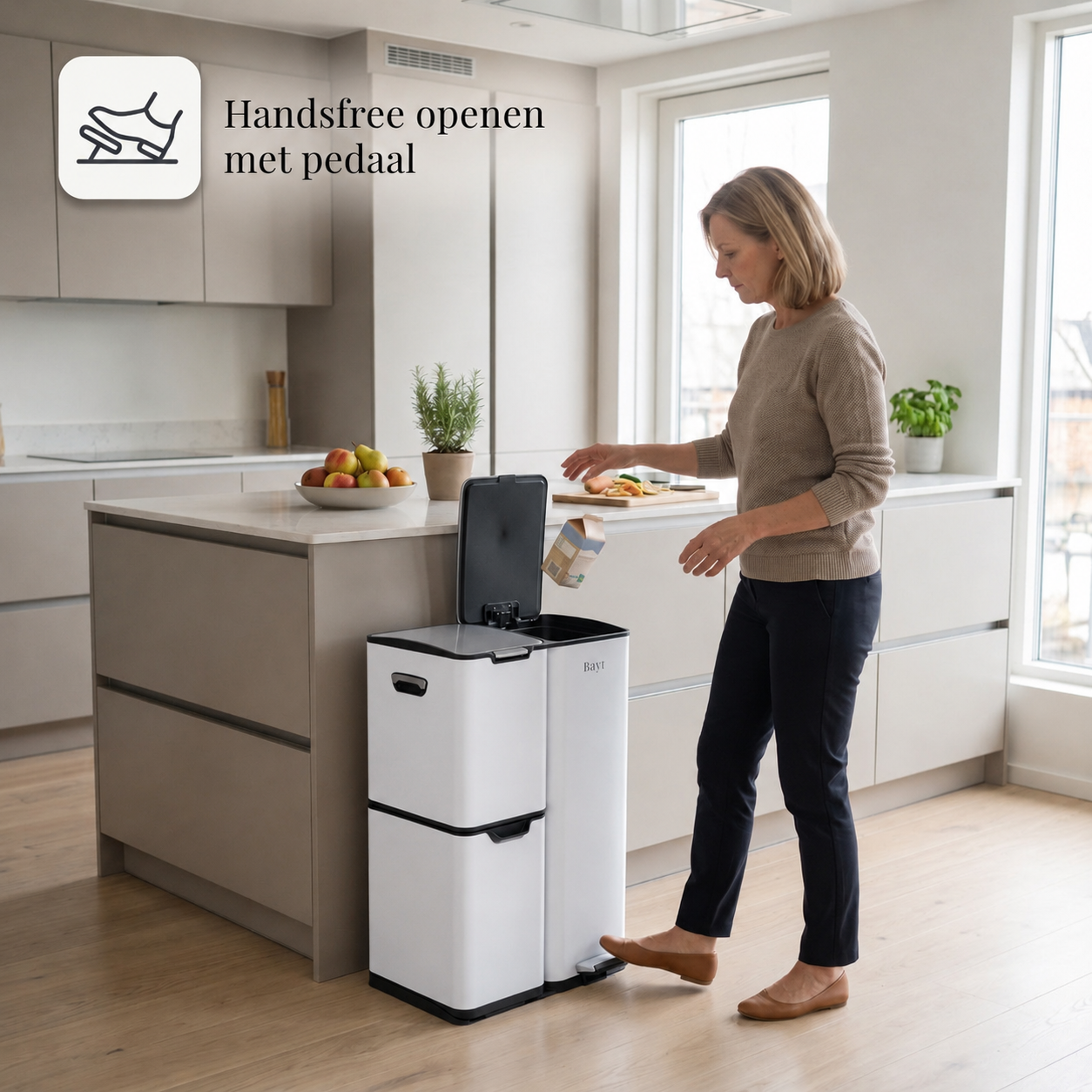 Vrouw opent Bayt RVS prullenbak met 3 compartimenten handsfree via het voetpedaal in een moderne keuken