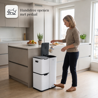 Vrouw opent Bayt RVS prullenbak met 3 compartimenten handsfree via het voetpedaal in een moderne keuken