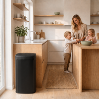 Zwarte Bayt prullenbak van 60 liter in een moderne keuken met een moeder en twee kinderen.