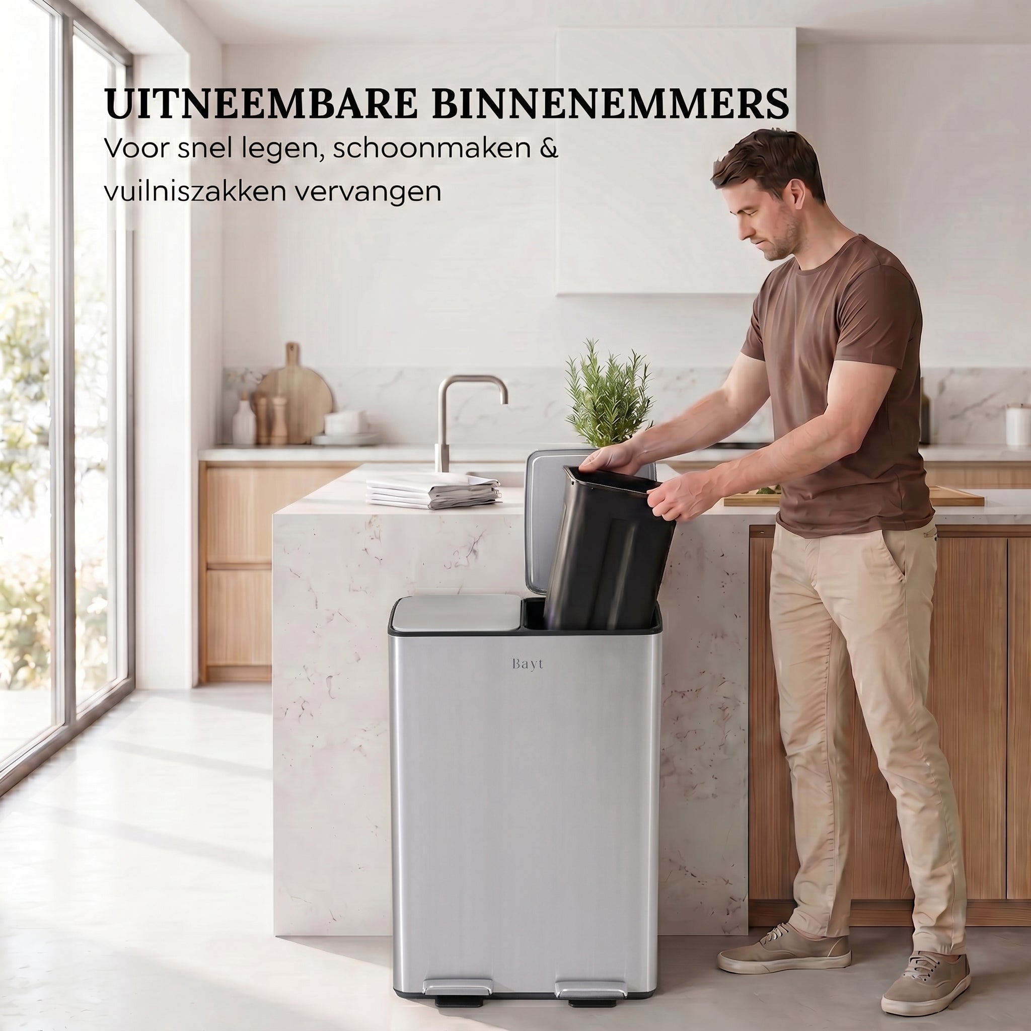 Man tilt uitneembare binnenemmer uit Bayt pedaalprullenbak met 2 vakken van 30 liter in chrome voor eenvoudig legen in een moderne keuken