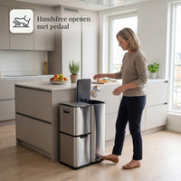 Vrouw opent Bayt RVS prullenbak met 3 compartimenten handsfree via het voetpedaal in een moderne keuken