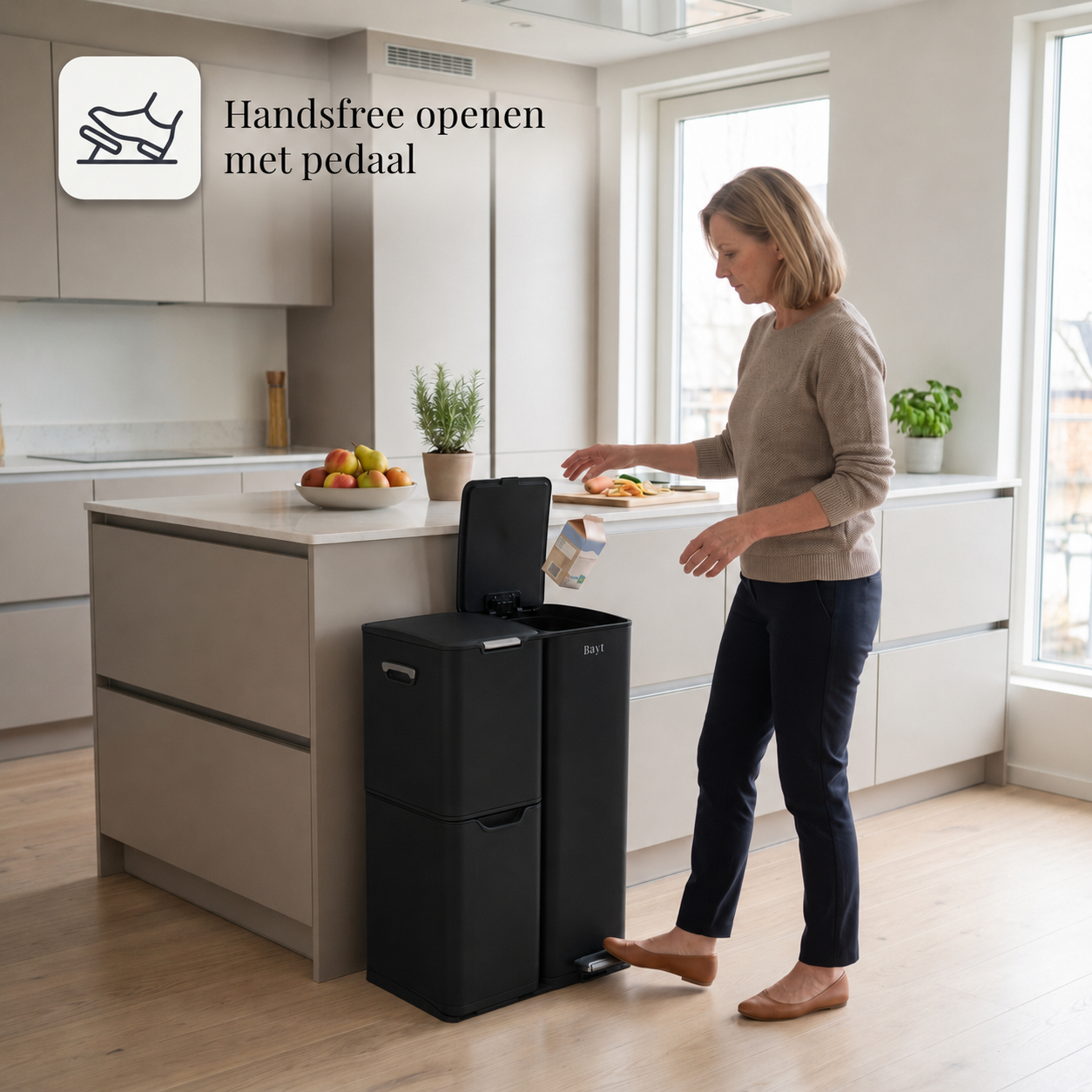 Vrouw opent Bayt RVS prullenbak met 3 compartimenten handsfree via het voetpedaal in een moderne keuken