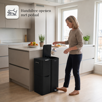 Vrouw opent Bayt RVS prullenbak met 3 compartimenten handsfree via het voetpedaal in een moderne keuken