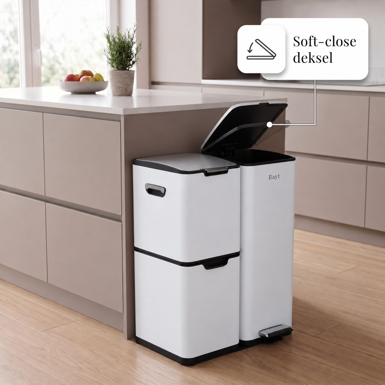 Bayt RVS prullenbak met 3 compartimenten met geopend soft-close deksel in een moderne keuken