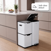 Bayt RVS prullenbak met 3 compartimenten met geopend soft-close deksel in een moderne keuken