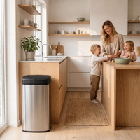 Chrome Bayt prullenbak van 60 liter in een moderne keuken met een moeder en twee kinderen.