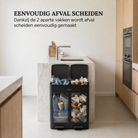 Chrome Bayt prullenbak met twee aparte vakken voor eenvoudig afval scheiden in een moderne keuken.