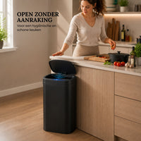 Vrouw opent Bayt sensor prullenbak van 60 liter handsfree met handbeweging in een moderne keuken tijdens het koken